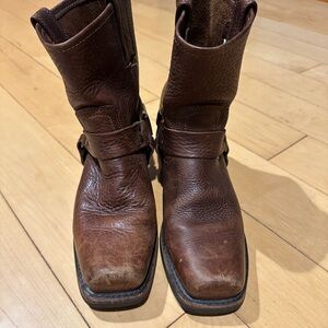 Size 8 women’s Frye ankle boots. Distressed brown leather.